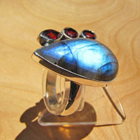 Magnificent Ring with Labradorite and Garnet - 925 Silver Jewelry