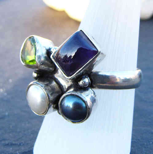 Indian Ring with Peridot, Amethyst and Pearl • 925 Silver -50%