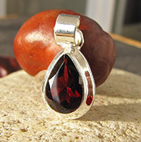 Pendant with Garnet facetted - Indian Silver Jewelry