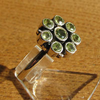 Peridot Ring florales Design • Indischer 925 Silber Schmuck